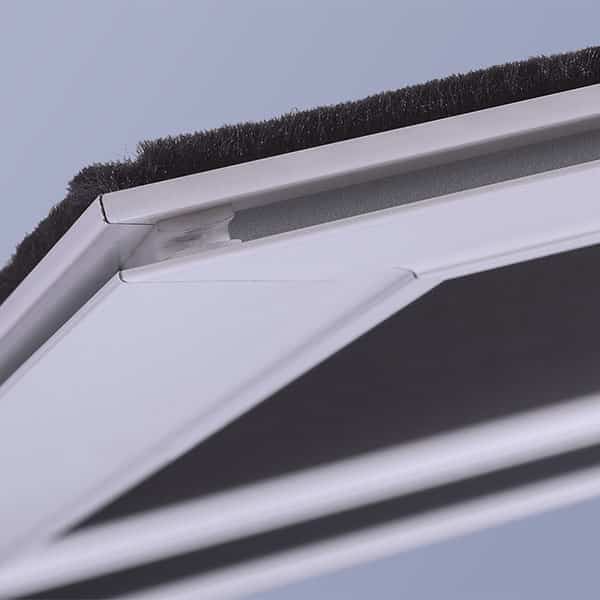 Close-up productfoto van schuifhordeur zijkant.